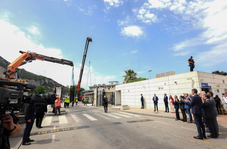 Frontera Gibraltar-España: entra en vigor el acuerdo que acaba con los controles en la verja El presidente del Gobierno español, Pedro Sánchez, y otras autoridades presencian en La Línea de la Concepción (España) la demolición de la verja fronteriza con Gibraltar. Foto La Hora: EFE