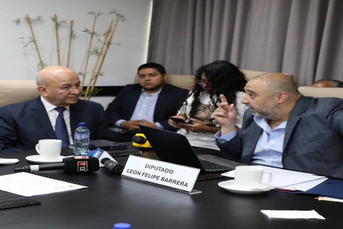 El viceministro de Gobernación, Estuardo Solórzano, en reunión con el diputado Felipe Barrera. Foto: Congreso de la República
