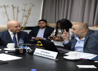 El viceministro de Gobernación, Estuardo Solórzano, en reunión con el diputado Felipe Barrera. Foto: Congreso de la República