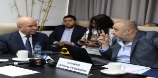 Gobernación busca módelo «gobierno a gobierno» para compra de armas para agentes de la PNC El viceministro de Gobernación, Estuardo Solórzano, en reunión con el diputado Felipe Barrera. Foto: Congreso de la República