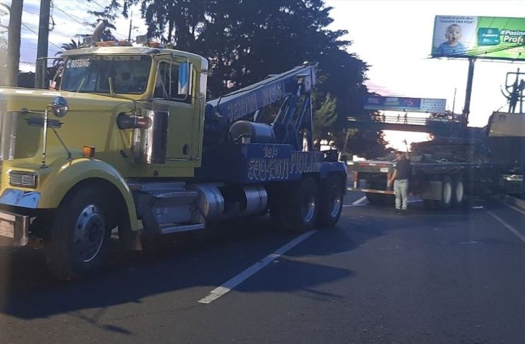 Dos accidentes viales en los kilómetros 14.8 y 15 de la Calzada Roosevelt obstaculizan un carril del tramo carretero afectando la circulación vial en dirección a la capital. Foto La Hora: captura de pantalla Tránsito Mixco