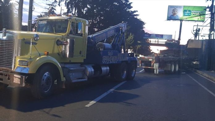 grua calzada roosevelt Dos accidentes viales en los kilómetros 14.8 y 15 de la Calzada Roosevelt obstaculizan un carril del tramo carretero afectando la circulación vial en dirección a la capital. Foto La Hora: captura de pantalla Tránsito Mixco