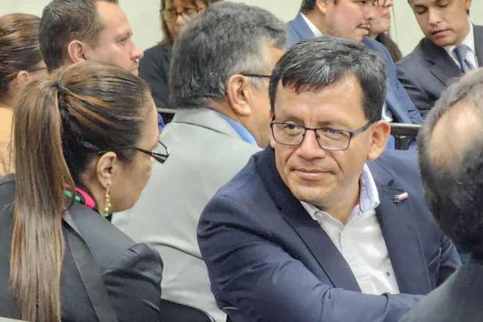 El exabogado de Roxana Baldetti, Arnoldo Medrano y Mynor Moto se apersonó como el nuevo abogado del cirujano Kevin Malouf. Foto La Hora: Sergio Osegueda