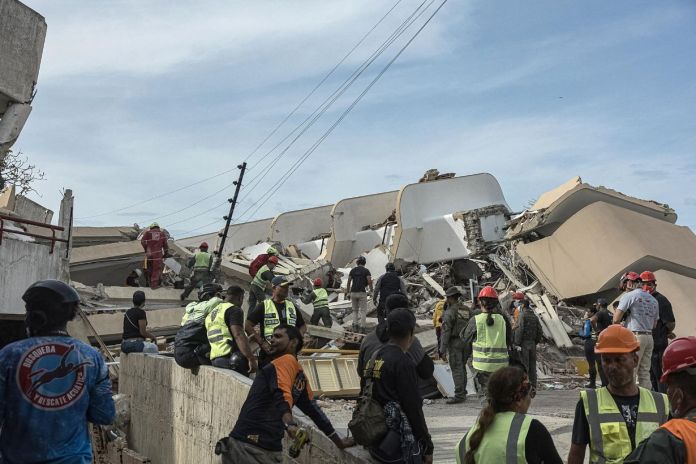 Un grupo de rescatistas de El Salvador y Argentina intentan salvar a Fabio, un niño de nueve años que lleva ocho días entre los escombros de un edificio derrumbado.