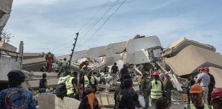 Un grupo de rescatistas de El Salvador y Argentina intentan salvar a Fabio, un niño de nueve años que lleva ocho días entre los escombros de un edificio derrumbado.