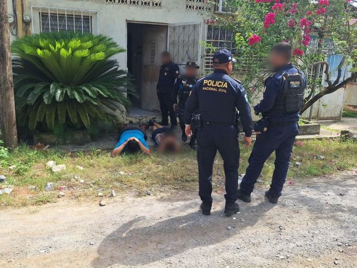 De forma preliminar, las fuerzas de seguridad han reportado la captura de cuatro personas luego del ataque contra un camión repartidor de bebidas en Puerto Barrios, Izabal. Foto La Hora: PNC