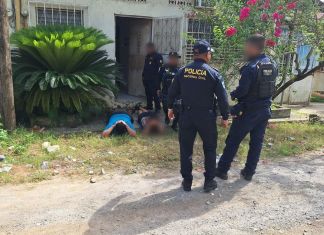 Capturan a presuntos atacantes de camión repartidor e incautan armas en Puerto Barrios, Izabal De forma preliminar, las fuerzas de seguridad han reportado la captura de cuatro personas luego del ataque contra un camión repartidor de bebidas en Puerto Barrios, Izabal. Foto La Hora: PNC