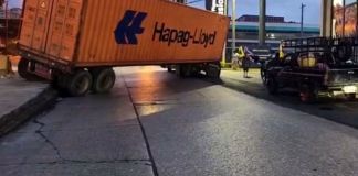El chofer del tráiler buscaba incorporarse a uno de los carriles de la 51 calle de la Avenida Petapa con dirección a la capital afectado el tránsito desde Ciudad Real, zona 12.