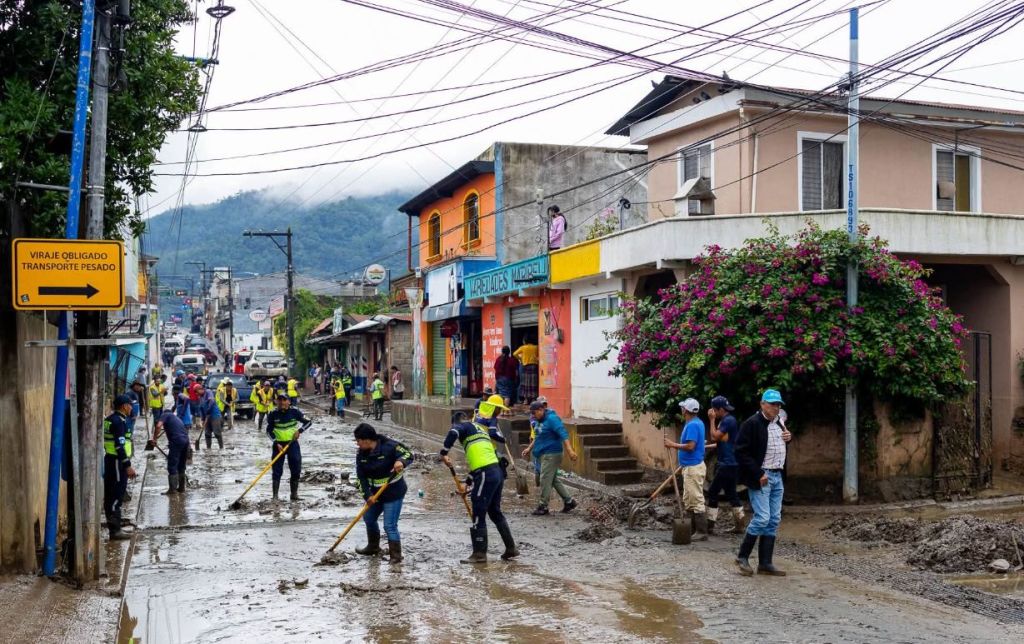 Personal municipal de distintas dependencias y elementos del Ejército participaron en la jornada de limpieza tras la inundaciones en el casco urbano. Foto La Hora: Muni San Cristóbal Verapaz