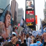 Aficionados de Argentina participan en un banderazo este sábado previo a la final de Mundial de la FIFA 2026 en Nueva York, Estados Unidos. Foto La Hora: EFE