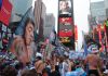 «¡El que no salte es español!»: los argentinos invaden Times Square y sueñan con la cuarta Aficionados de Argentina participan en un banderazo este sábado previo a la final de Mundial de la FIFA 2026 en Nueva York, Estados Unidos. Foto La Hora: EFE