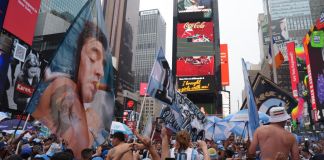 «¡El que no salte es español!»: los argentinos invaden Times Square y sueñan con la cuarta Aficionados de Argentina participan en un banderazo este sábado previo a la final de Mundial de la FIFA 2026 en Nueva York, Estados Unidos. Foto La Hora: EFE