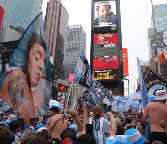 «¡El que no salte es español!»: los argentinos invaden Times Square y sueñan con la cuarta Aficionados de Argentina participan en un banderazo este sábado previo a la final de Mundial de la FIFA 2026 en Nueva York, Estados Unidos. Foto La Hora: EFE