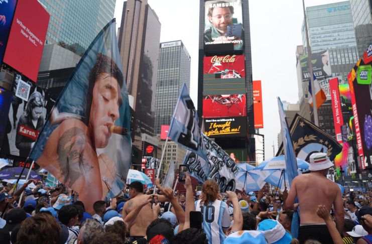 «¡El que no salte es español!»: los argentinos invaden Times Square y sueñan con la cuarta Aficionados de Argentina participan en un banderazo este sábado previo a la final de Mundial de la FIFA 2026 en Nueva York, Estados Unidos. Foto La Hora: EFE