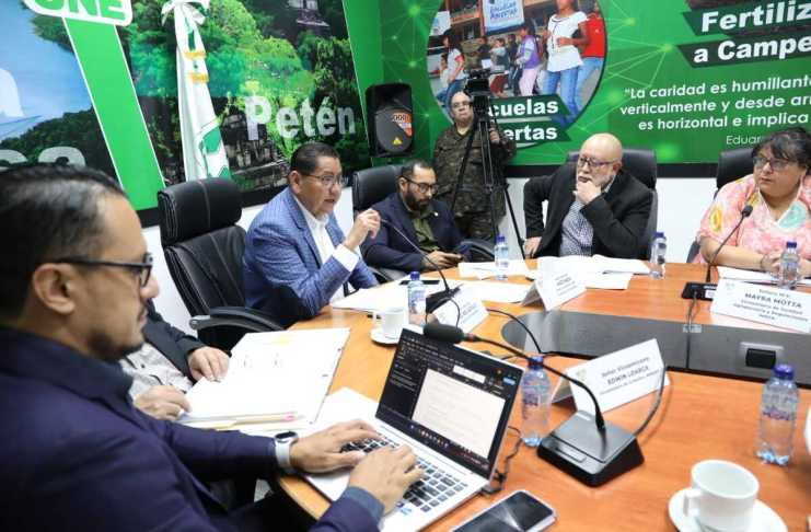 Jefe del bloque UNE solicita interpelar a ministra de Ambiente, Patricia Orantes El diputado José Inés Castillo decidió regresar con la secretaria general de la UNE y ha impulsado varias interpelaciones. Foto: Congreso de la Republica