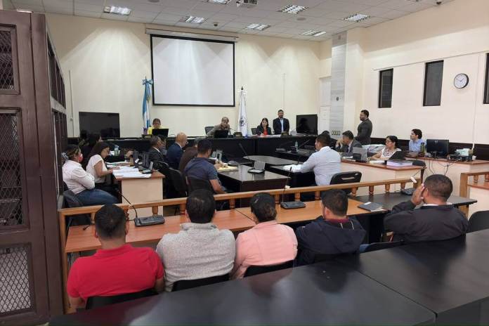 El Tribunal de Mayor Riesgo B escuchó a los peritos que analizaron manchas de sangre en la ropa de los exagentes de la PNC acusados de ejecución extrajudicial. Foto La Hora: José Orozco