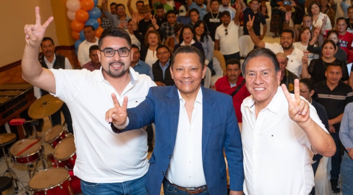 Joel Martínez (a la izquierda), en un actividad junto al expresidenciable del partido Viva, Armando Castillo, y el también diputado Christian Martínez.