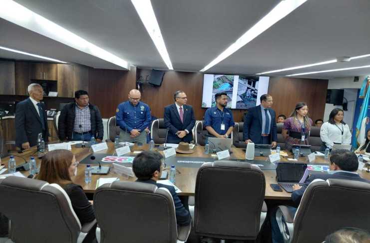 Autoridades de Amsclae, Ambiente y Gobernación Departamental, responden por acciones para el cuidado del lago de Atitlán. Foto: La Hora