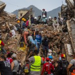 Equipos de rescate en plena acción en Venezuela.