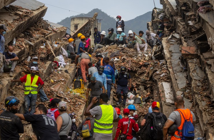Equipos de rescate en plena acción en Venezuela.