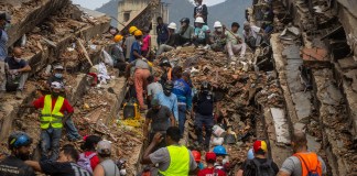 Las cifras del doble terremoto de Venezuela Equipos de rescate en plena acción en Venezuela.