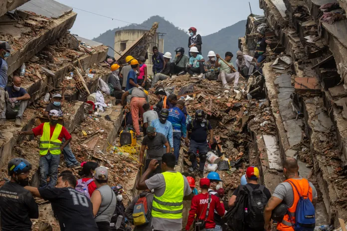 El doble terremoto de Venezuela en cifras Equipos de rescate en plena acción en Venezuela.