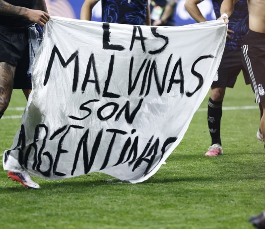 Letrero "Las Malvinas son argentinas"