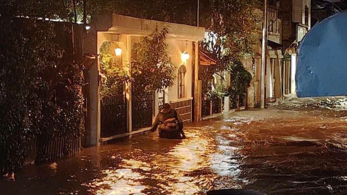 Varias viviendas resultaron inundadas en distintos barrios de San Cristóbal Verapaz tras el paso de una fuerte lluvia.