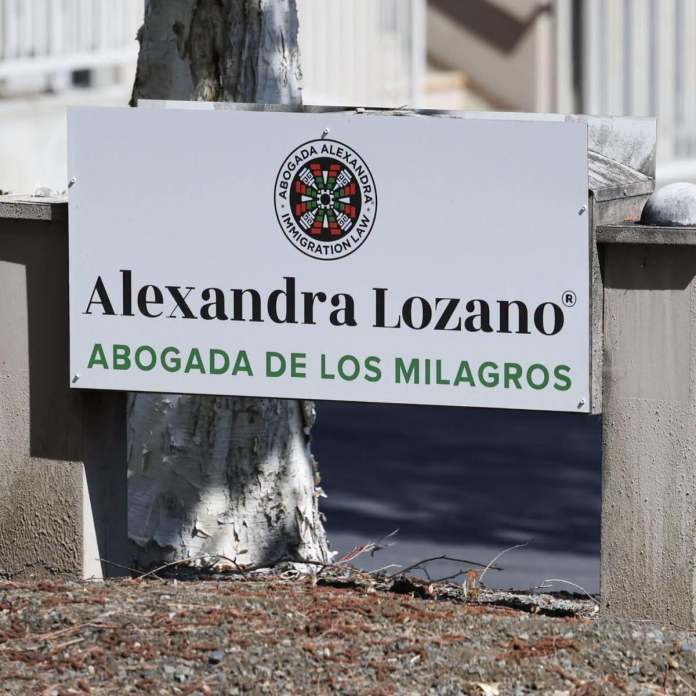 USCIS) publicó una notificación dirigida a los inmigrantes que tenían procesos activos con la abogada Alexandra Lozano a que actualicen datos.