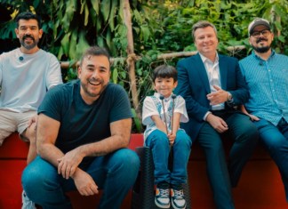 Malacates Trebol Shop se une al pequeño Liam Cruz, el Príncipe de la Marimba, en «Tus Ojitos» Malacates Trebol Shop junto a Liam Cruz, el Príncipe de la Marimba. Foto: Malacates Trebol Shop.