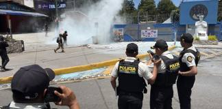 Tras consumarse segundo fraude de Mazariegos, grupos afines lanzan piedras y bombas a opositores fuera de la Usac