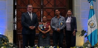 Gobierno premia con Medalla Presidencial a dos organizaciones por méritos en protección del medio ambiente Las asociaciones CDRO y UTZ CHE´ fueron premiadas por el gobierno con la medalla presidencial por su labor en la protección del medio ambiente.