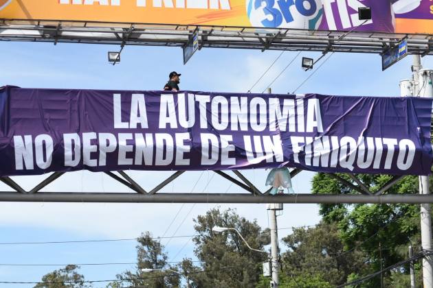 Mantas colocadas en la avenida Petapa hacen alusi&oacute;n a la falta de finiquito de Walter Mazariegos. Foto: La Hora/Jos&eacute; Orozco.