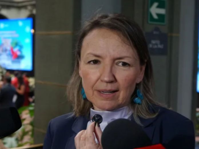 ministra de ambiente El MARN busca el apoyo de las municipalidad y comercios cercanos al lago de Atitlán para evitar la contaminación de residuos.