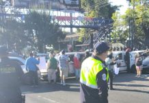 Taxistas bloquean km 15 de la calzada Roosevelt por alza de combustibles La medida de hecho de los taxistas responde al constante incremento en los precios de los combustibles.