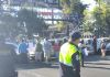 Taxistas bloquean km 15 de la calzada Roosevelt por alza de combustibles La medida de hecho de los taxistas responde al constante incremento en los precios de los combustibles.