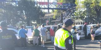 Taxistas bloquean km 15 de la calzada Roosevelt por alza de combustibles La medida de hecho de los taxistas responde al constante incremento en los precios de los combustibles.
