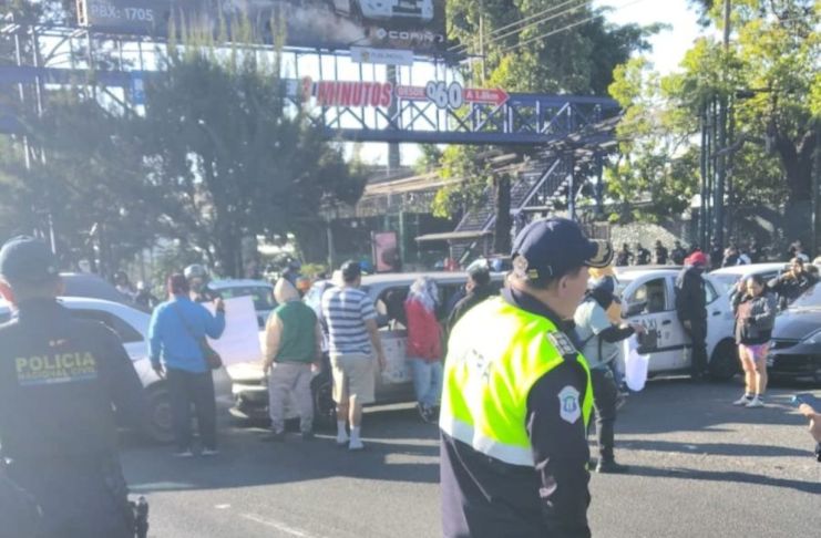 Taxistas bloquean km 15 de la calzada Roosevelt por alza de combustibles La medida de hecho de los taxistas responde al constante incremento en los precios de los combustibles.