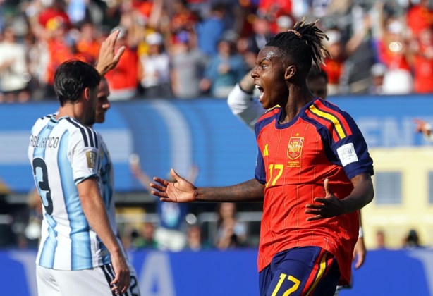 Nico Williams lamenta el gol anulado en el partido de la final del Mundial de la FIFA 2026 entre Espa&ntilde;a y Argentina en el estadio MetLife
