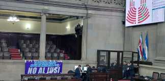 Previo al inicio de la sesión, los partidos que buscan eliminar el IUSI portaron y colgaron mantas.