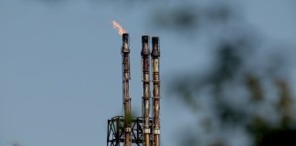 Los precios del petróleo reaccionan a los anuncios de Donald Trump y las fricciones por el Estrecho de Ormuz. Foto La Hora: EFE