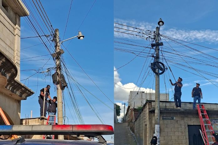 Operativo para retirar cámaras de videovigilancia en Chimaltenango. Foto La Hora: PNC
