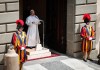 El papa pide desde Castel Gandolfo, no olvidar a quienes «sufren y mueren» por las guerras El Papa León XIV dirige la oración del Angelus en Castel Gandolfo, su residencia de verano. Foto La Hora: EFE