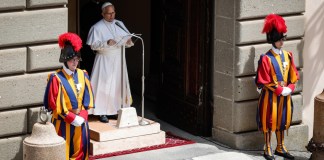 El papa pide desde Castel Gandolfo, no olvidar a quienes «sufren y mueren» por las guerras El Papa León XIV dirige la oración del Angelus en Castel Gandolfo, su residencia de verano. Foto La Hora: EFE