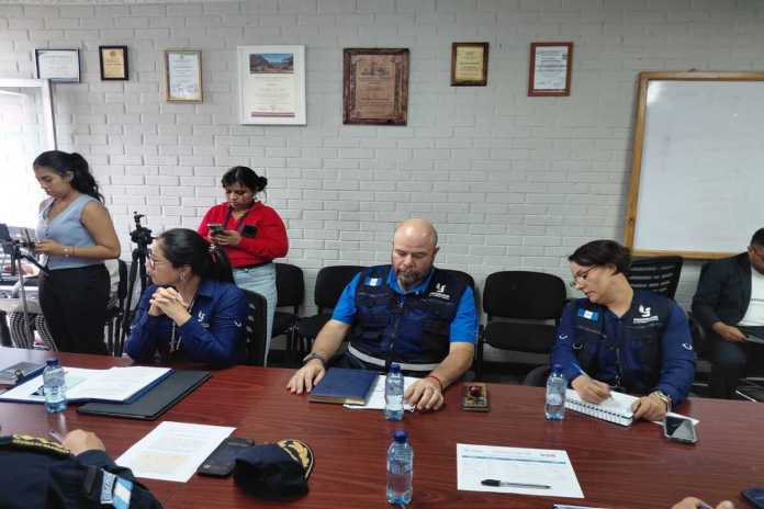 Delegados de la Procuraduría de los Derechos Humanos confirman tres expedientes por la desaparición de registros de estudiantes de la Usac. Foto: La Hora