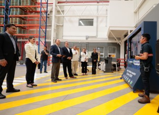 El presidente Bernardo Arévalo, junto a ejecutivos de PepsiCo, inauguraron el miércoles la planta de distribución en Quetzaltenango. Foto La Hora: Gobierno de Guatemala.