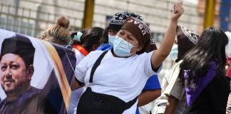 Mientras afines celebran a Mazariegos por “beneficios” laborales, sindicato denuncia una Usac marcada por despidos y presiones En el plantón a favor de Walter Mazariegos este miércoles, varios de los presuntos trabajadores se cubrían el rostro.