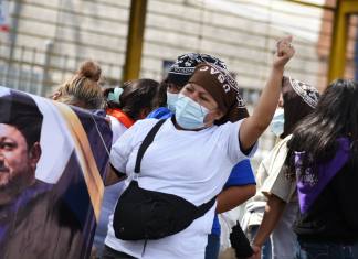 Mientras afines celebran a Mazariegos por “beneficios” laborales, sindicato denuncia una Usac marcada por despidos y presiones En el plantón a favor de Walter Mazariegos este miércoles, varios de los presuntos trabajadores se cubrían el rostro.