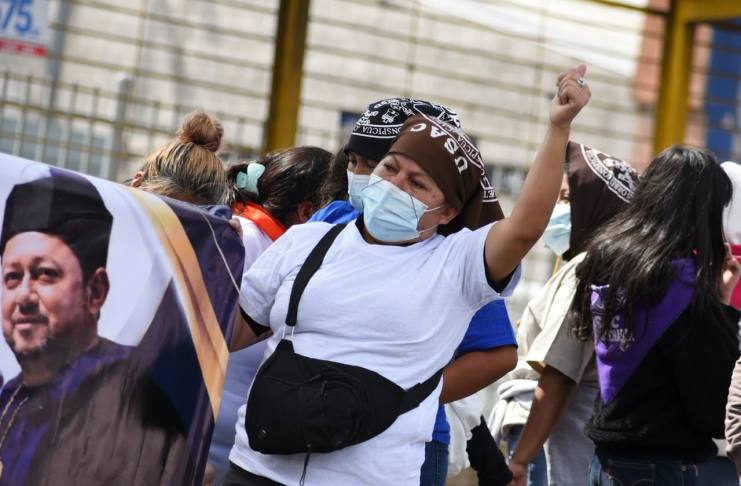 Mientras afines celebran a Mazariegos por “beneficios” laborales, sindicato denuncia una Usac marcada por despidos y presiones En el plantón a favor de Walter Mazariegos este miércoles, varios de los presuntos trabajadores se cubrían el rostro.