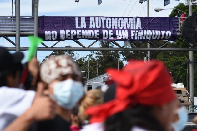 Con un n&uacute;mero menor de participantes que en d&iacute;as anteriores, se desarrolla un plant&oacute;n a favor de Walter Mazariegos en la avenida Petapa. Foto: La Hora/Jos&eacute; Orozco.